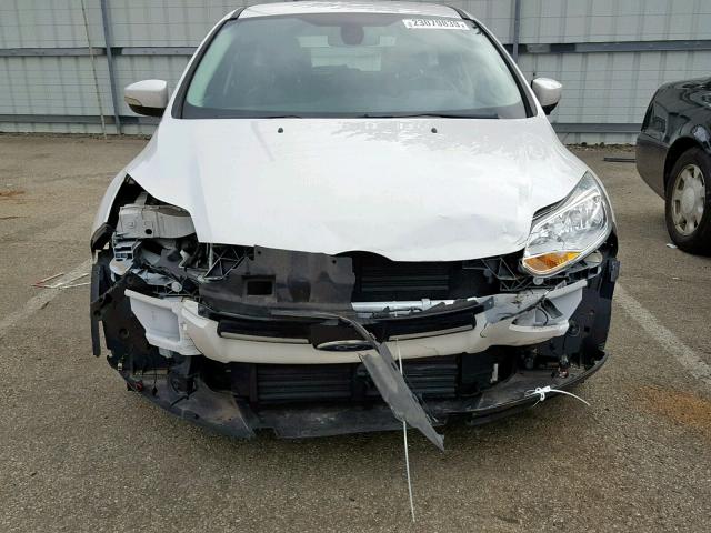 1FAHP3M28CL242488 - 2012 FORD FOCUS SEL WHITE photo 9