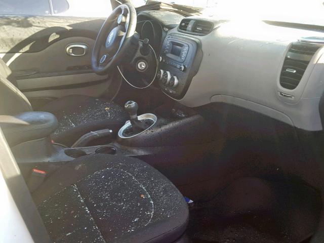 KNDJN2A26E7717437 - 2014 KIA SOUL თეთრი ფოტო 5