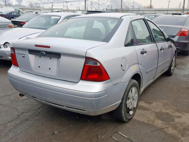 1FAFP34N37W312663 - 2007 FORD FOCUS ZX4 SILVER photo 4