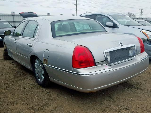 1LNHM83W24Y644415 - 2004 LINCOLN TOWN CAR U SILVER photo 3