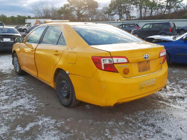 4T1BD1FK8DU077429 - 2013 TOYOTA CAMRY HYBR YELLOW photo 3