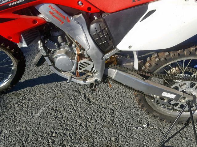 JH2JE013X6M800988 - 2006 HONDA CR125 R RED photo 7