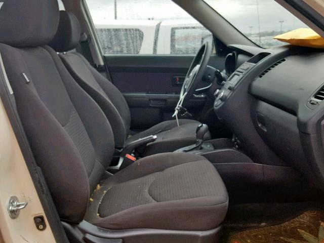 KNDJT2A51D7499938 - 2013 KIA SOUL WHITE photo 5