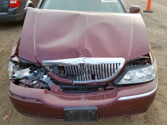 1LNHM81W23Y647753 - 2003 LINCOLN TOWN CAR E MAROON photo 7