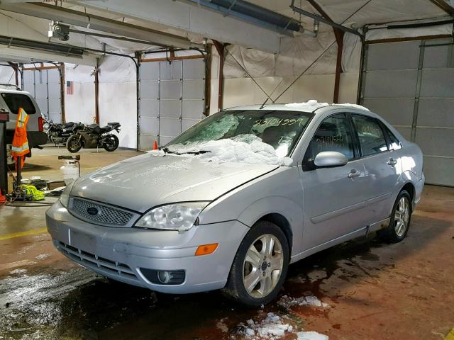 1FAFP38Z16W209253 - 2006 FORD FOCUS ZX4 SILVER photo 2