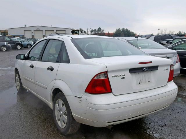 1FAFP34N86W247212 - 2006 FORD FOCUS ZX4 WHITE photo 3