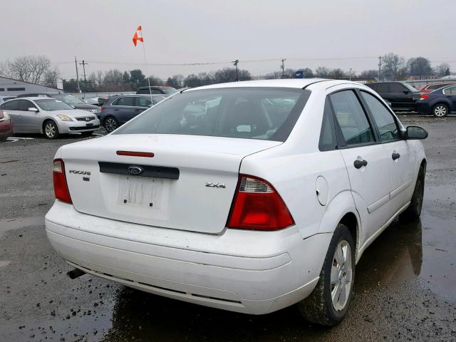 1FAFP34N86W247212 - 2006 FORD FOCUS ZX4 WHITE photo 4