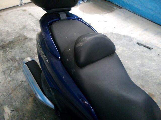 JYASH03Y85A001882 - 2005 YAMAHA YP400 BLUE photo 6