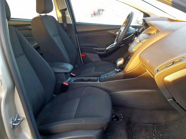 1FADP3F25JL210199 - 2018 FORD FOCUS SE GOLD photo 5