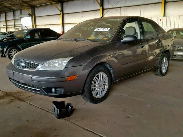 1FAFP34NX5W241314 - 2005 FORD FOCUS ZX4 GRAY photo 2