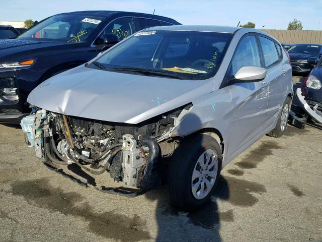 KMHCT5AE2GU283592 - 2016 HYUNDAI ACCENT SE SILVER photo 2