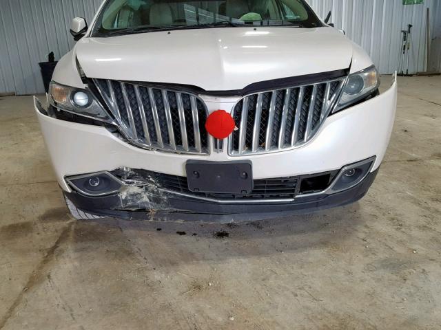 2LMDJ6JKXDBL47485 - 2013 LINCOLN MKX WHITE photo 9