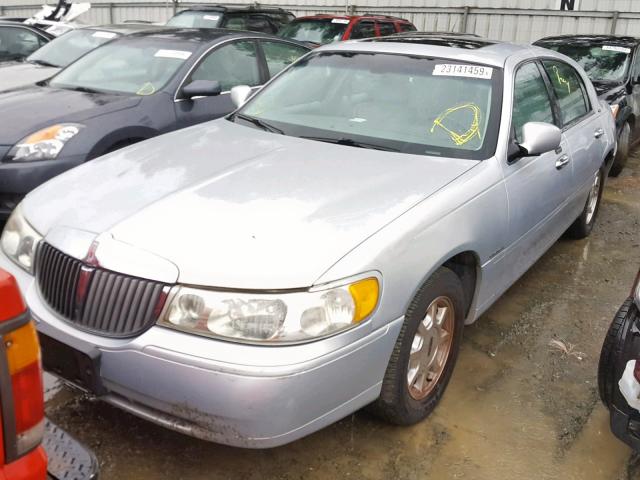 1LNHM82W32Y647483 - 2002 LINCOLN TOWN CAR S SILVER photo 2