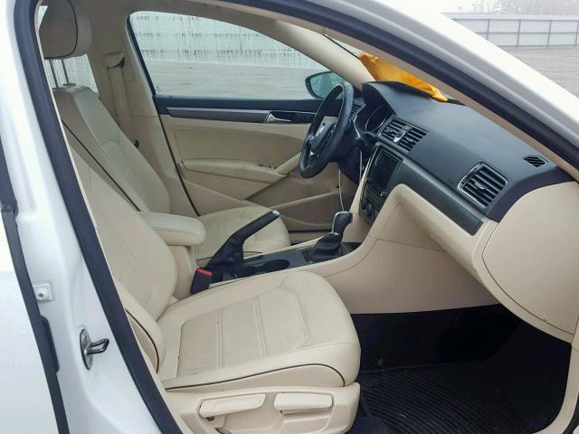 1VWDT7A34HC072448 - 2017 VOLKSWAGEN PASSAT R-L WHITE photo 5