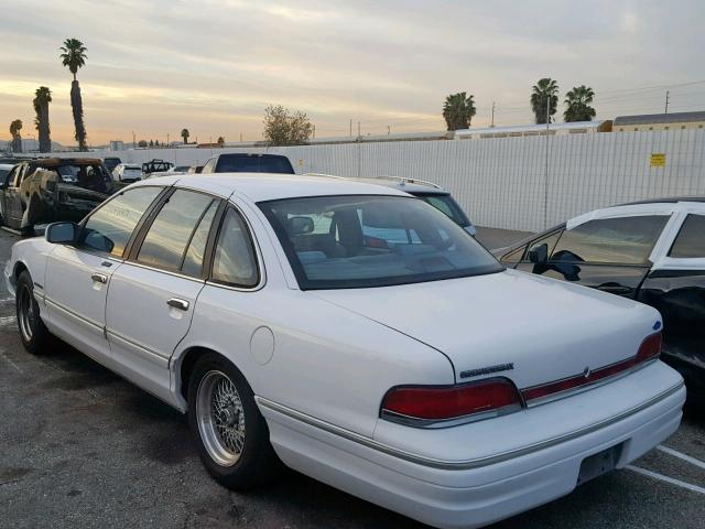 2FALP74W2RX104574 - 1994 FORD CROWN VICT WHITE photo 3