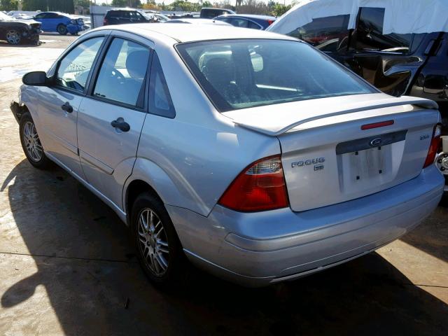 1FAFP34N85W101665 - 2005 FORD FOCUS ZX4 SILVER photo 3