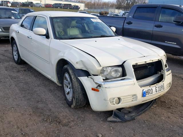 2C3KA53GX7H799680 - 2007 CHRYSLER 300 TOURIN WHITE photo 1