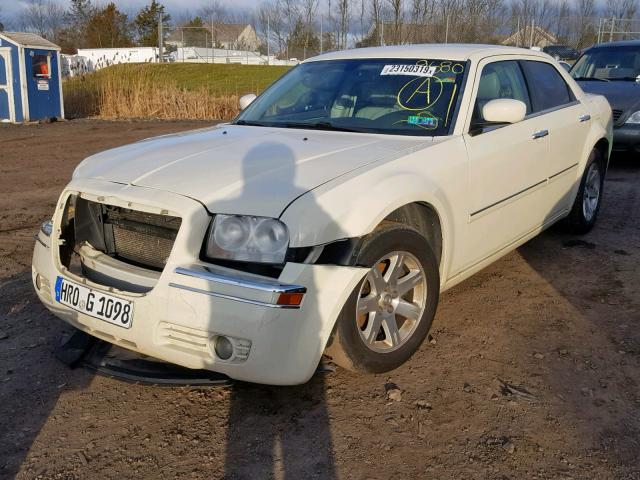 2C3KA53GX7H799680 - 2007 CHRYSLER 300 TOURIN WHITE photo 2