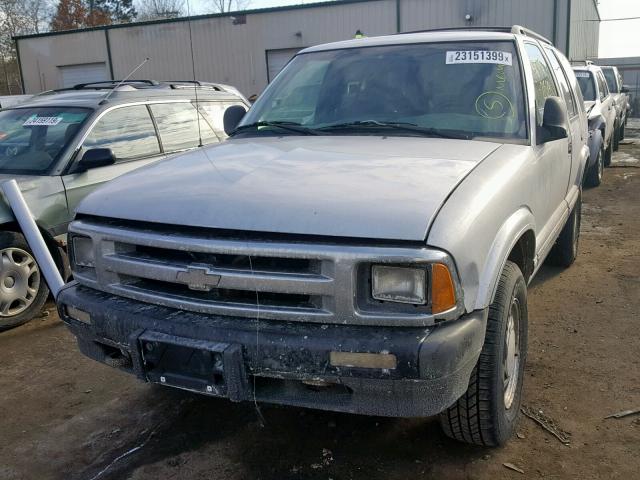 1GNDT13W6T2178025 - 1996 CHEVROLET BLAZER GRAY photo 2