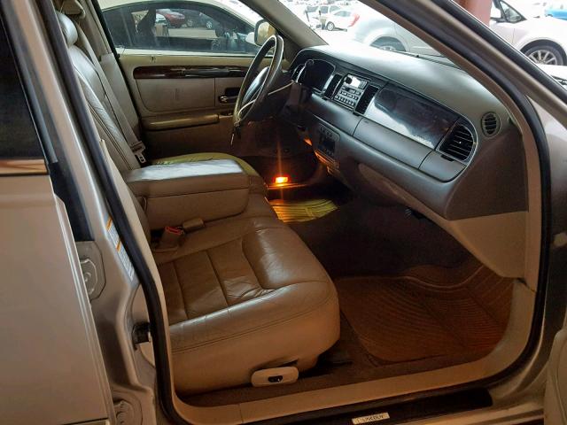 1LNHM82W7XY657490 - 1999 LINCOLN TOWN CAR S TAN photo 5