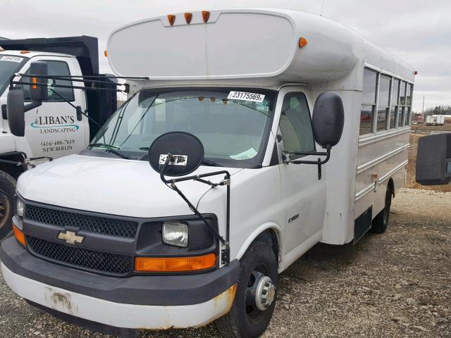 1GBJG31UX31227718 - 2003 CHEVROLET EXPRESS G3 WHITE photo 2