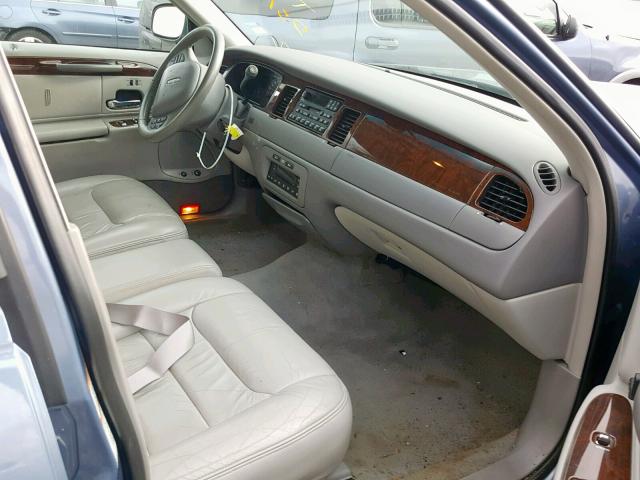 1LNHM82W5YY819005 - 2000 LINCOLN TOWN CAR S BLUE photo 5