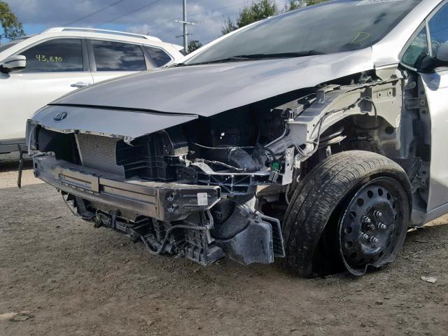 3KPFK4A73JE240160 - 2018 KIA FORTE LX SILVER photo 9