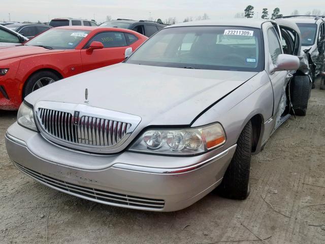 1LNHM81W03Y602066 - 2003 LINCOLN TOWN CAR E SILVER photo 2