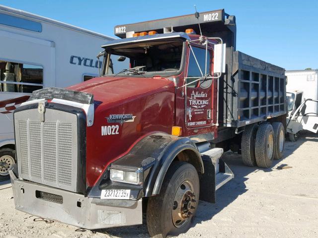 1NKDLU0X8YJ843557 - 2000 KENWORTH CONSTRUCTI MAROON photo 2