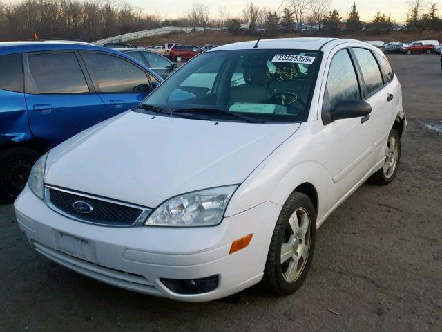 1FAFP37NX6W166546 - 2006 FORD FOCUS ZX5 WHITE photo 2