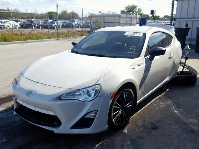 JF1ZNAA1XG9708001 - 2016 TOYOTA SCION FR-S WHITE photo 2
