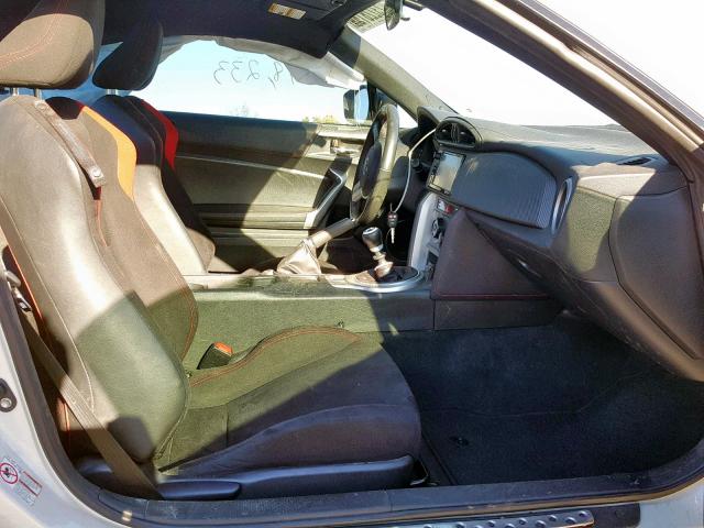 JF1ZNAA1XG9708001 - 2016 TOYOTA SCION FR-S WHITE photo 5