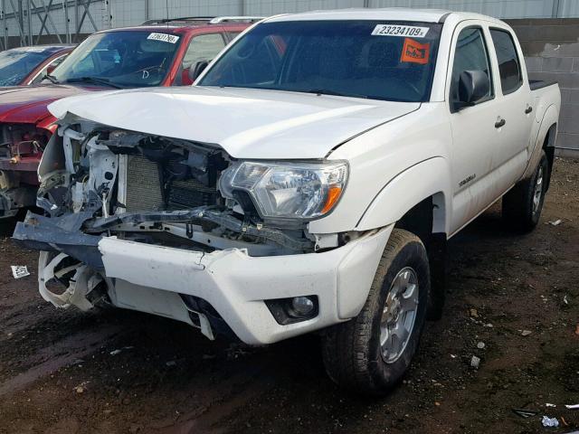 3TMLU4ENXFM171812 - 2015 TOYOTA TACOMA DOU WHITE photo 2