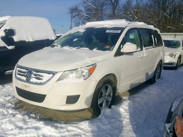 2V8HW34129R588822 - 2009 VOLKSWAGEN ROUTAN SE WHITE photo 2