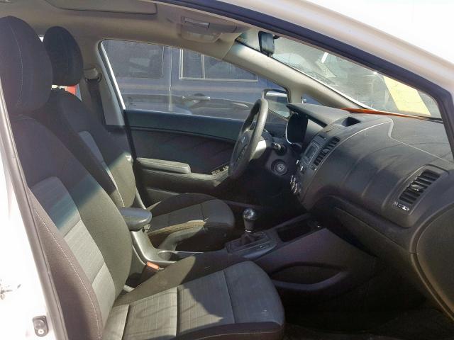 KNAFK5A82G5449616 - 2016 KIA FORTE LX WHITE photo 5