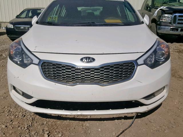 KNAFK5A82G5449616 - 2016 KIA FORTE LX WHITE photo 9
