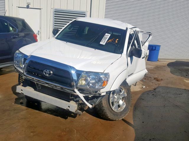 3TMJU62N47M046927 - 2007 TOYOTA TACOMA DOU WHITE photo 2