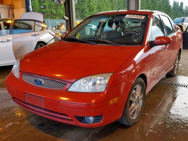 1FAFP38Z75W168500 - 2005 FORD FOCUS ZX4 RED photo 2