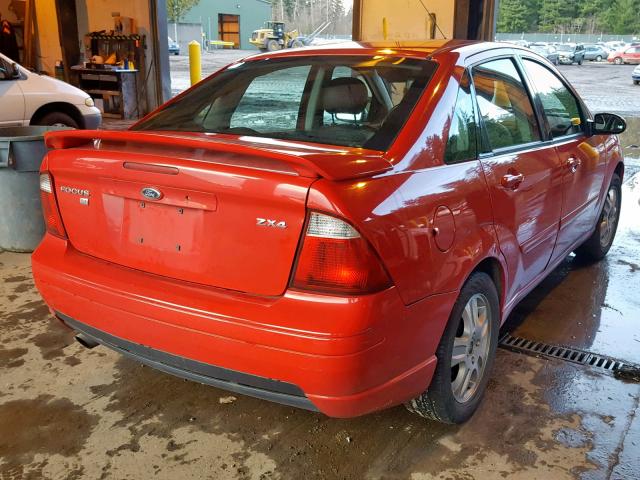 1FAFP38Z75W168500 - 2005 FORD FOCUS ZX4 RED photo 4