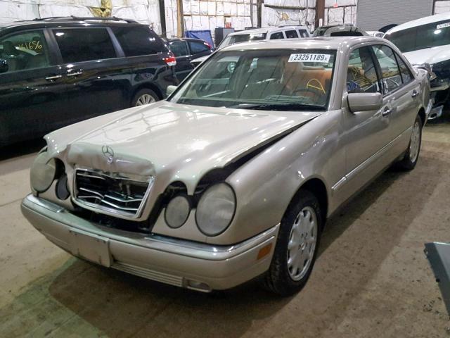 WDBJF82H1XX025722 - 1999 MERCEDES-BENZ E 320 4MAT 金色 照片 2