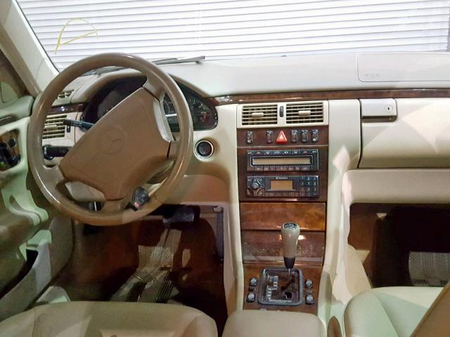 WDBJF82H1XX025722 - 1999 MERCEDES-BENZ E 320 4MAT 金色 照片 9