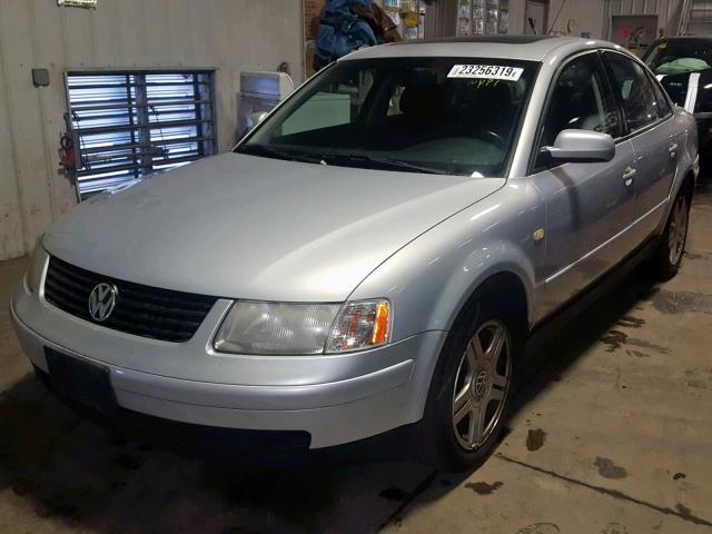 WVWPD23B9YE144995 - 2000 VOLKSWAGEN PASSAT GLX SILVER photo 2