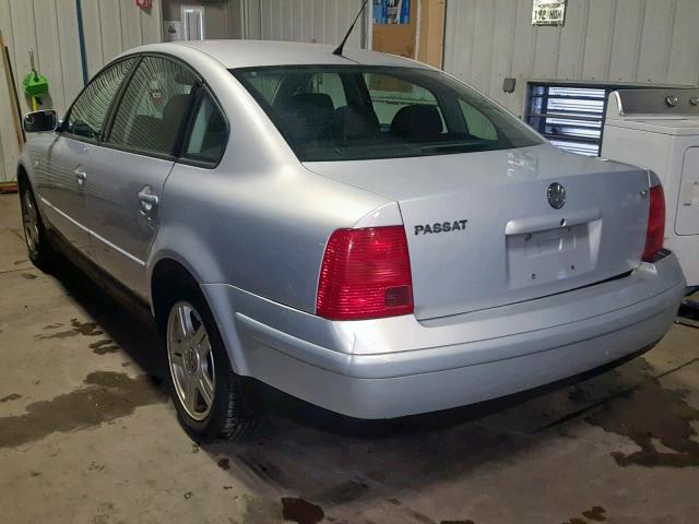 WVWPD23B9YE144995 - 2000 VOLKSWAGEN PASSAT GLX SILVER photo 3