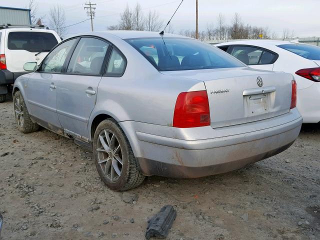 WVWMA63B6XE441286 - 1999 VOLKSWAGEN PASSAT GLS SILVER photo 3