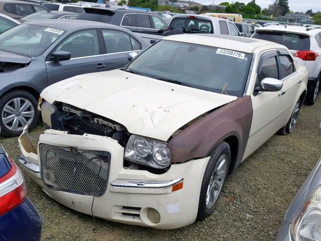 2C3LA63H16H527374 - 2006 CHRYSLER 300C WHITE photo 2