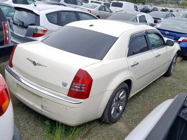 2C3LA63H16H527374 - 2006 CHRYSLER 300C WHITE photo 4