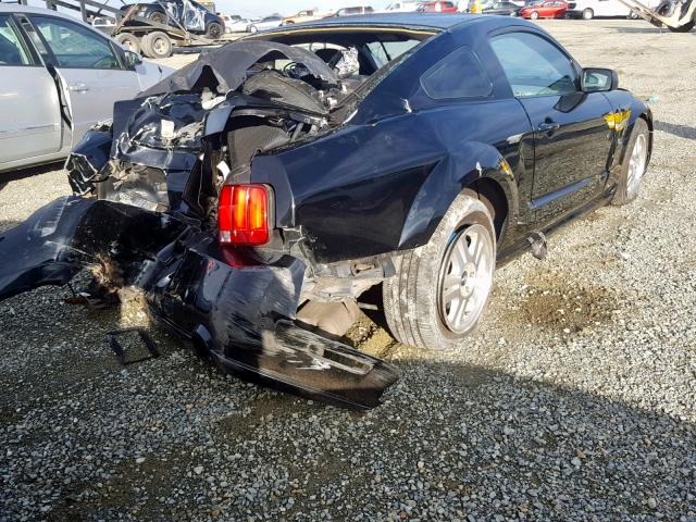 1ZVFT82H375284396 - 2007 FORD MUSTANG GT BLACK photo 4