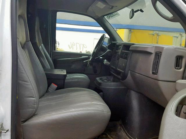 1GCGG25V971109880 - 2007 CHEVROLET EXPRESS G2 WHITE photo 5