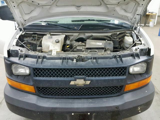 1GCGG25V971109880 - 2007 CHEVROLET EXPRESS G2 WHITE photo 7