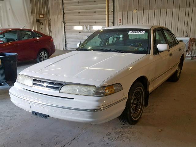 2FALP74W5TX110943 - 1996 FORD CROWN VICT WHITE photo 2